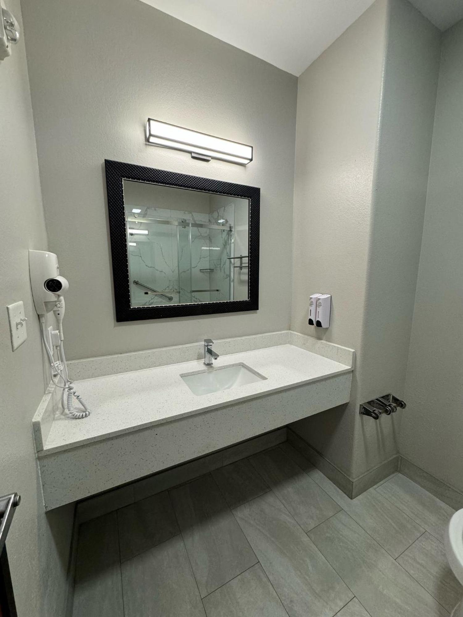 Red Roof Inn & Suites Lake Charles Bagian luar foto