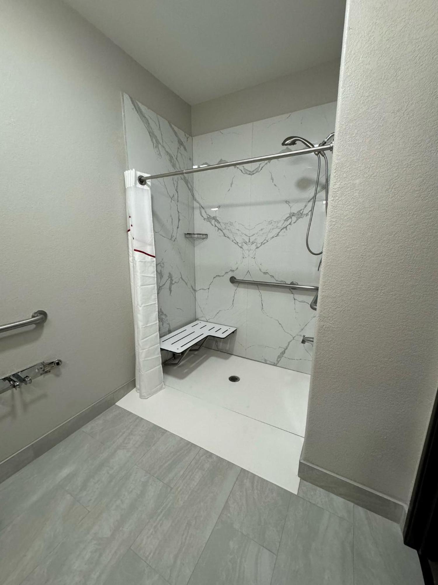 Red Roof Inn & Suites Lake Charles Bagian luar foto