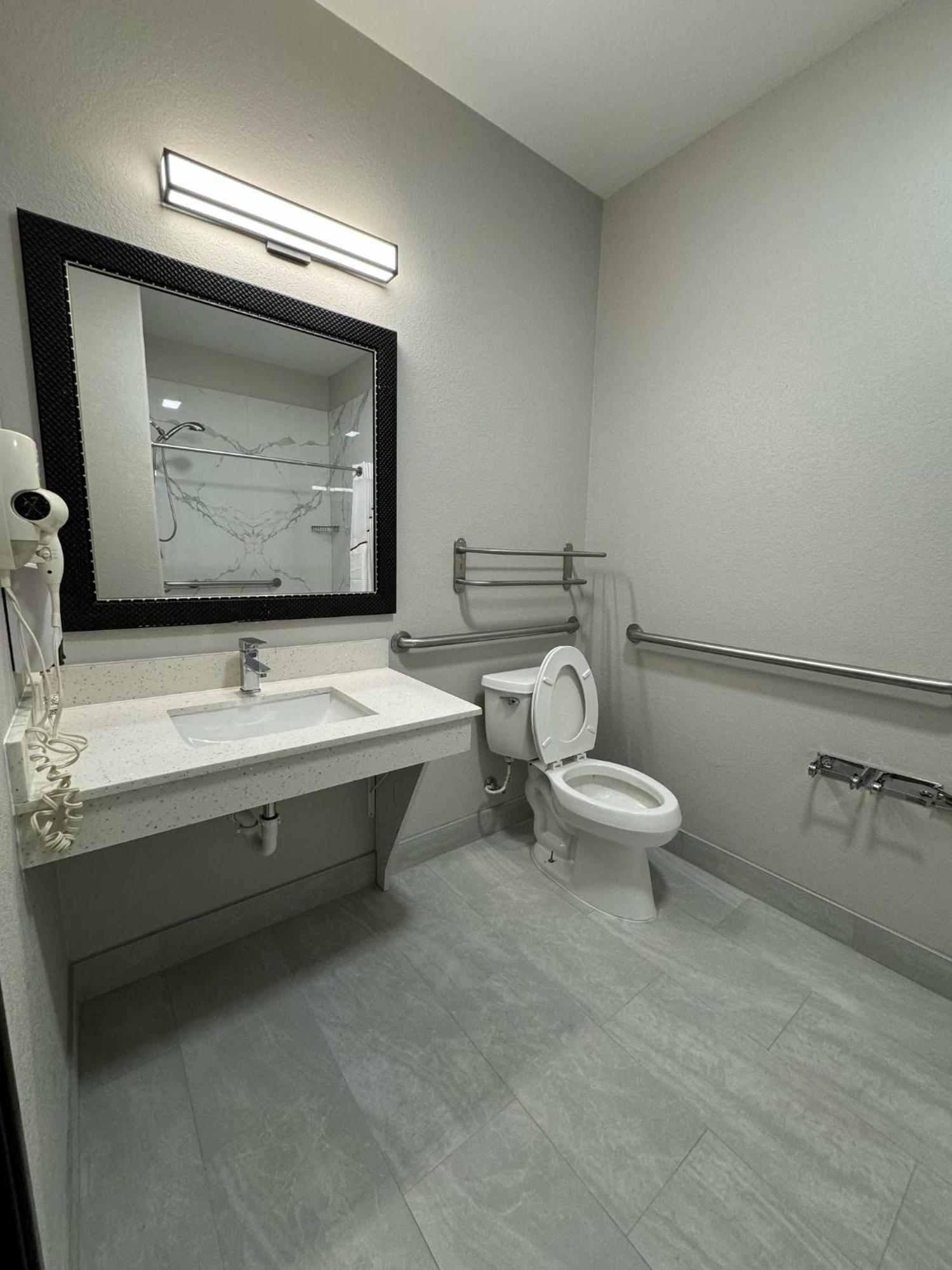 Red Roof Inn & Suites Lake Charles Bagian luar foto