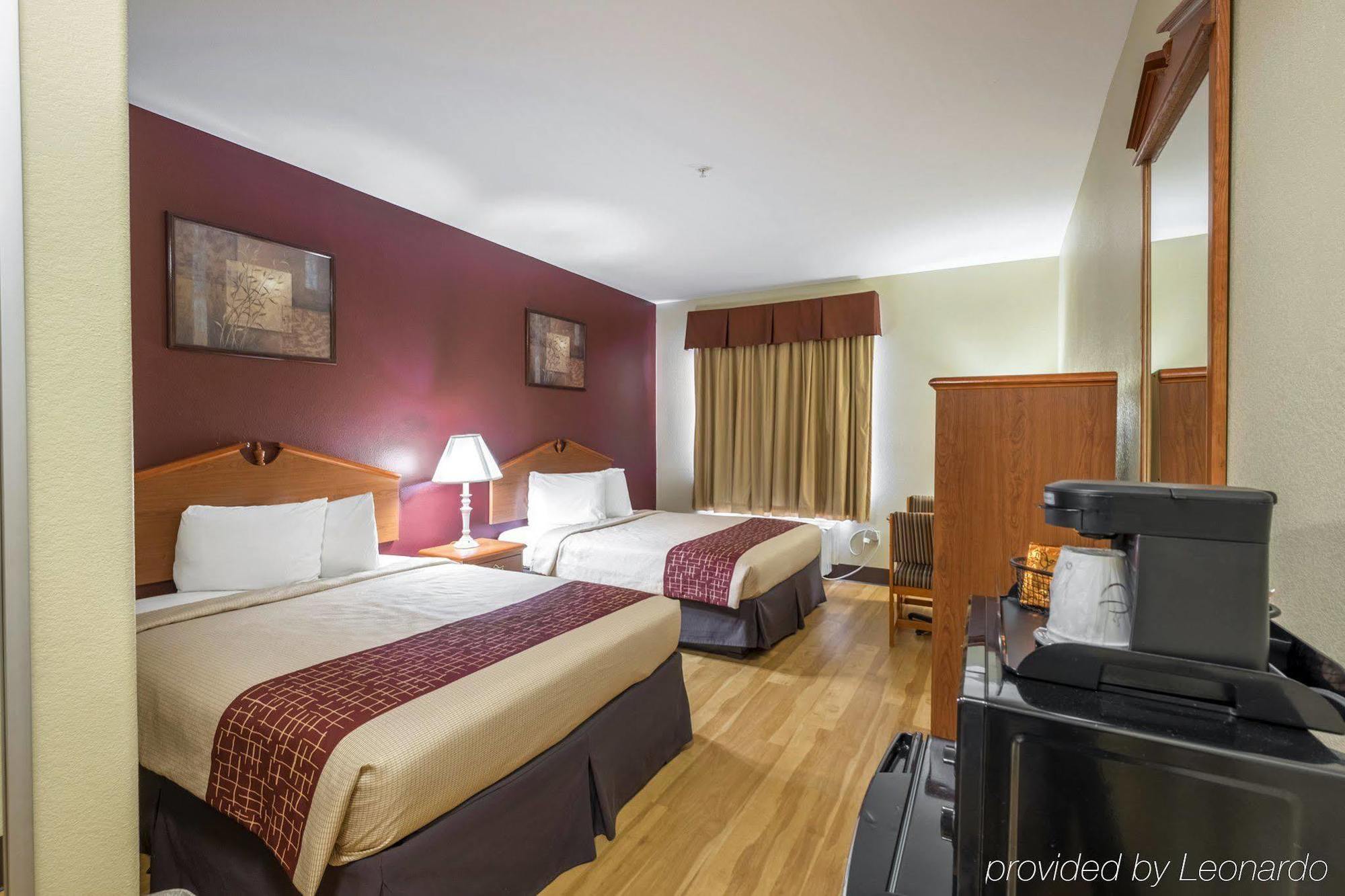 Red Roof Inn & Suites Lake Charles Bagian luar foto
