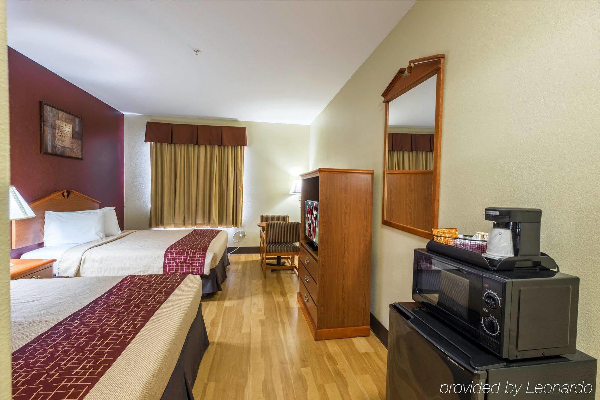 Red Roof Inn & Suites Lake Charles Bagian luar foto