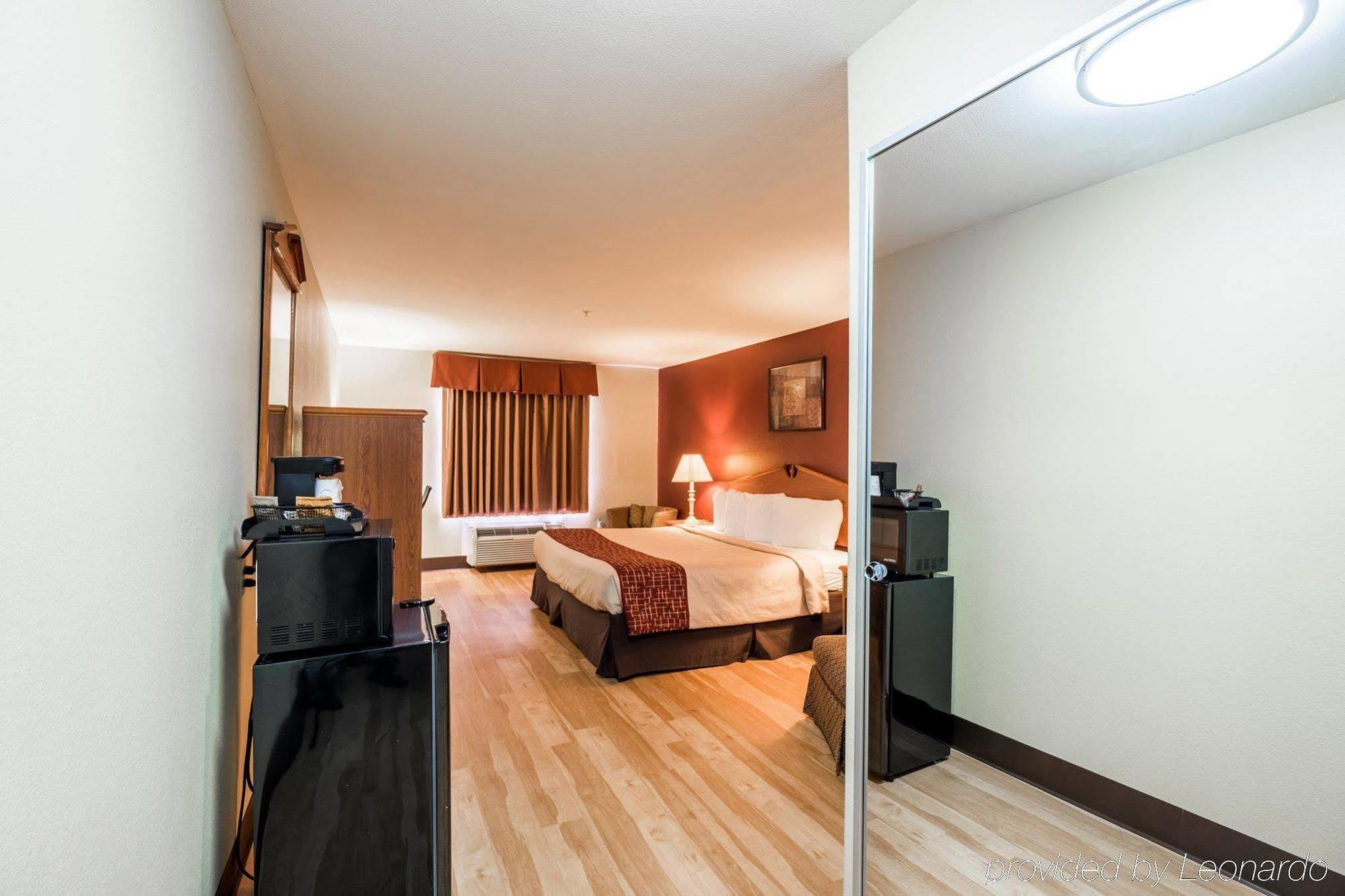 Red Roof Inn & Suites Lake Charles Bagian luar foto