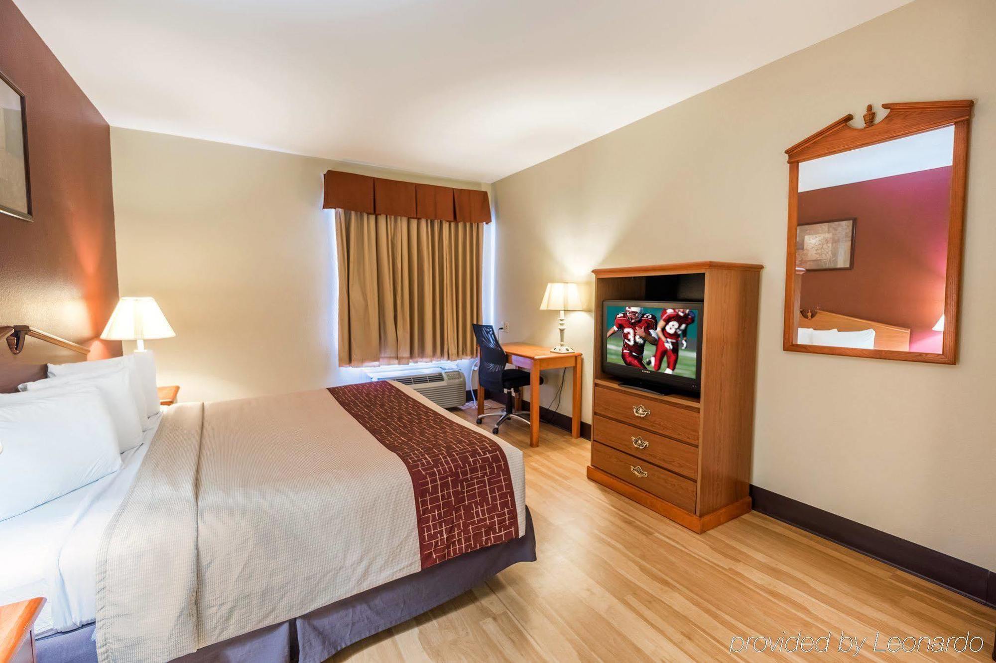 Red Roof Inn & Suites Lake Charles Bagian luar foto