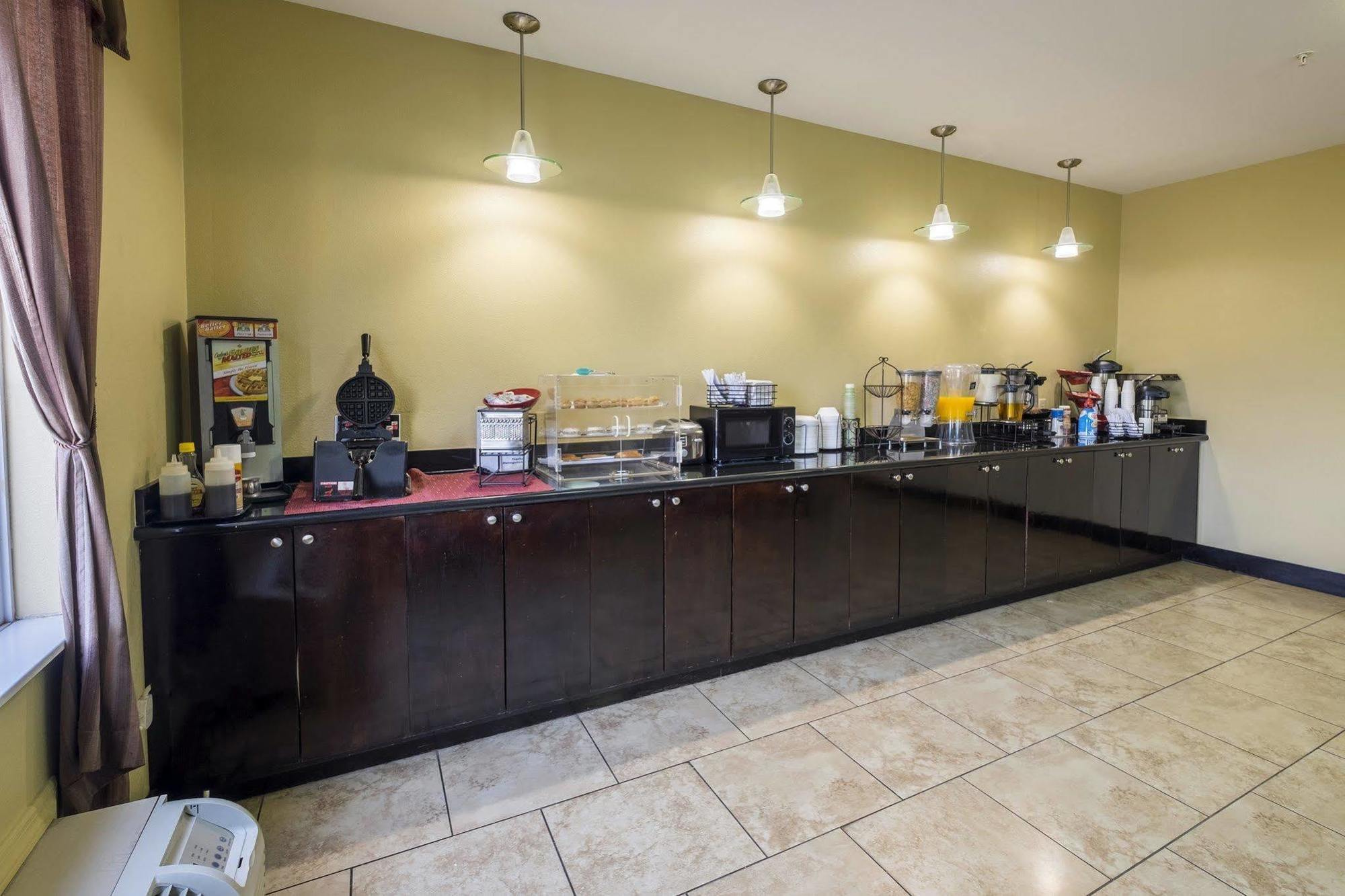 Red Roof Inn & Suites Lake Charles Bagian luar foto