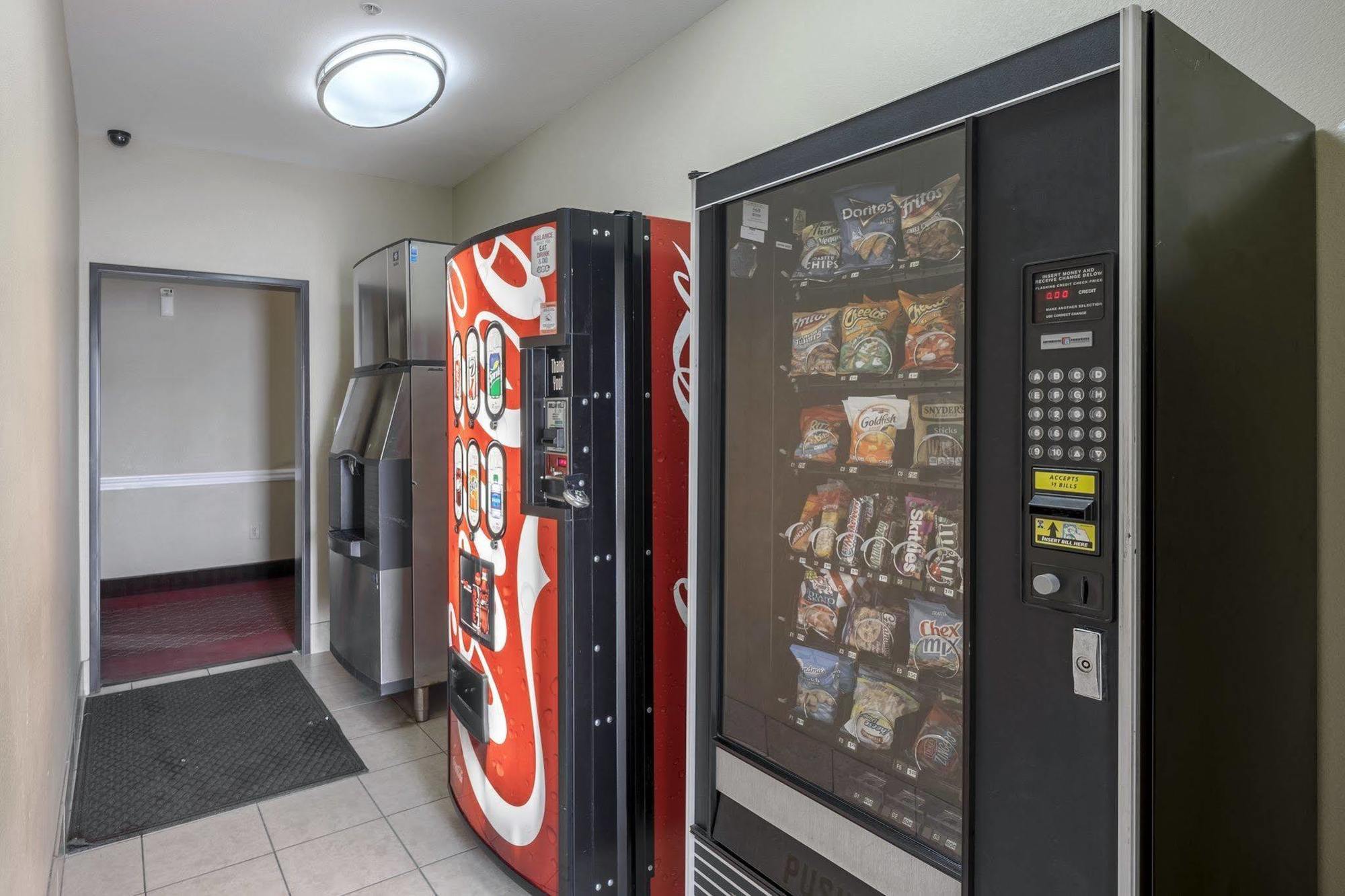 Red Roof Inn & Suites Lake Charles Bagian luar foto