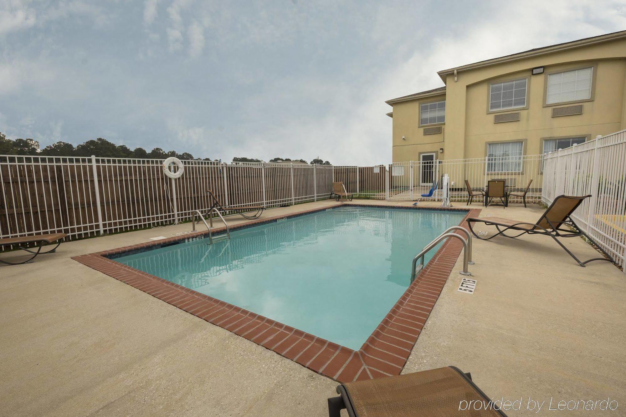 Red Roof Inn & Suites Lake Charles Bagian luar foto